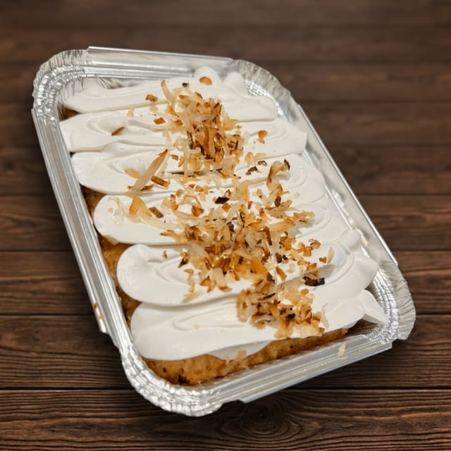 Tres Leches Cake con Coco.
